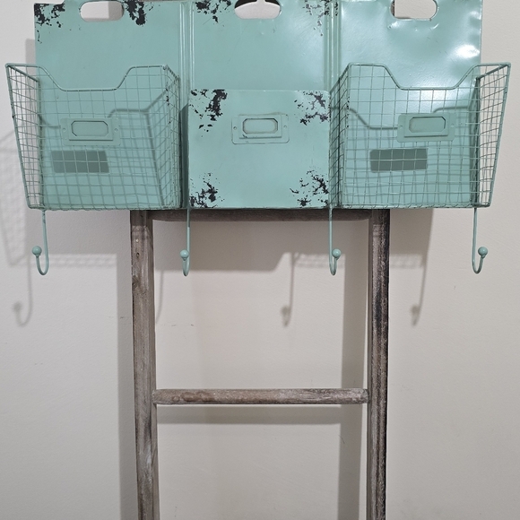 ⭐️40% off ⭐️ Three Pocket Letter and Keys Wall Caddy - Picture 4 of 7